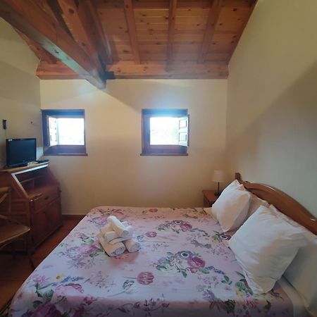 Posada De Serrada Serrada de la Fuente Kültér fotó